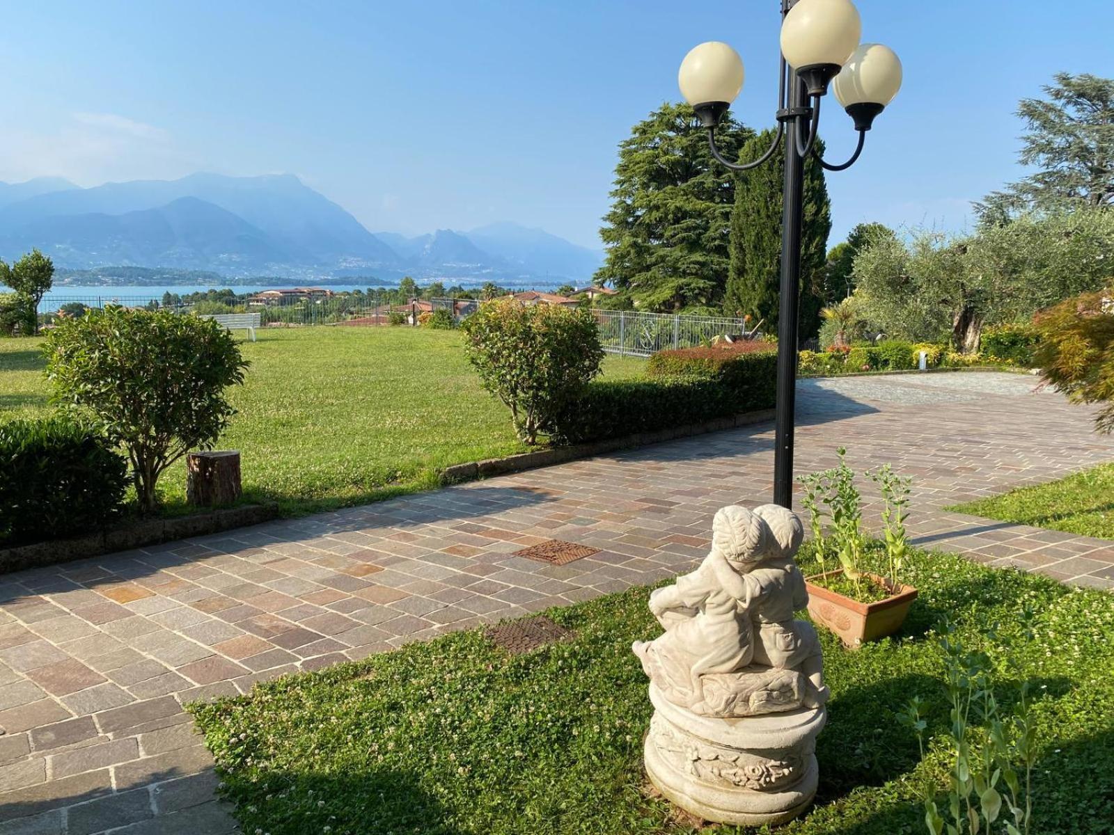 Flowers & Garden Apartment Con Vista Lago Manerba del Garda Exteriér fotografie